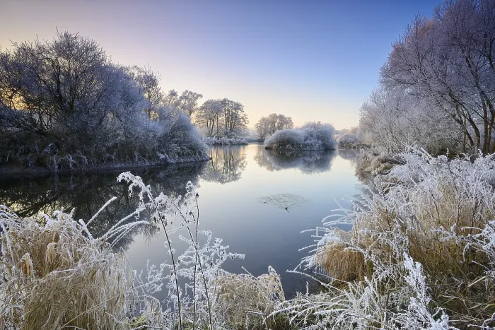 Gerahmter Druck : Landschaft am Fluss im Winter bei der Eder. Gerahmter Druck : Landschaft am Fluss im Winter bei der Eder.