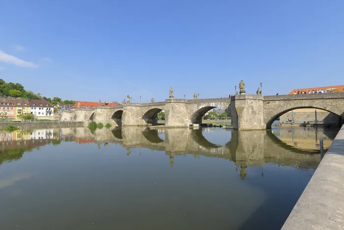 Gerahmter Druck : Main-Fluss mit altem Mainbrücke Gerahmter Druck : Main-Fluss mit altem Mainbrücke