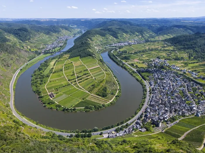 Gerahmter Druck : Ein Fluss windet sich durch ein grünes. Gerahmter Druck : Ein Fluss windet sich durch ein grünes.