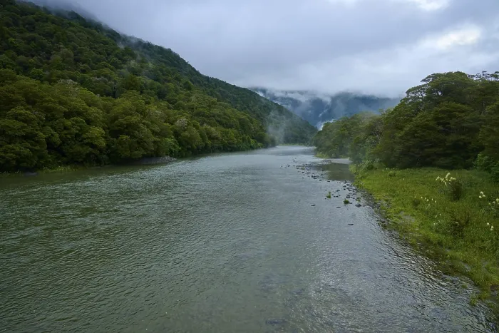 Gerahmter Druck : Ein Fluss windet sich durch einen nebligen. Gerahmter Druck : Ein Fluss windet sich durch einen nebligen.