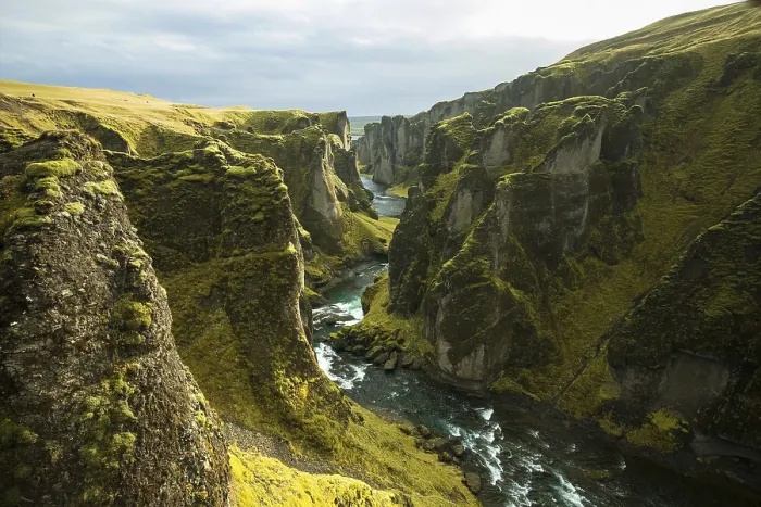Gerahmter Druck : Ein Fluss windet sich durch einen moosbedeckten Canyon. Gerahmter Druck : Ein Fluss windet sich durch einen moosbedeckten Canyon.