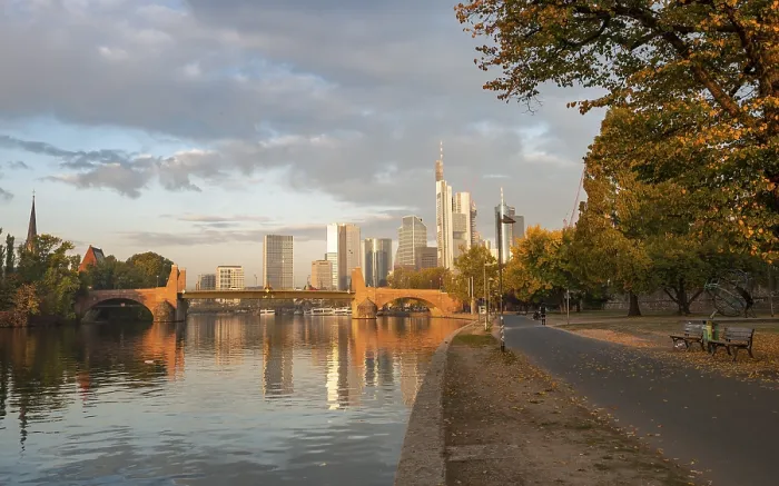 Gerahmter Druck : Flusspromenade am Main, Skyline. Gerahmter Druck : Flusspromenade am Main, Skyline.