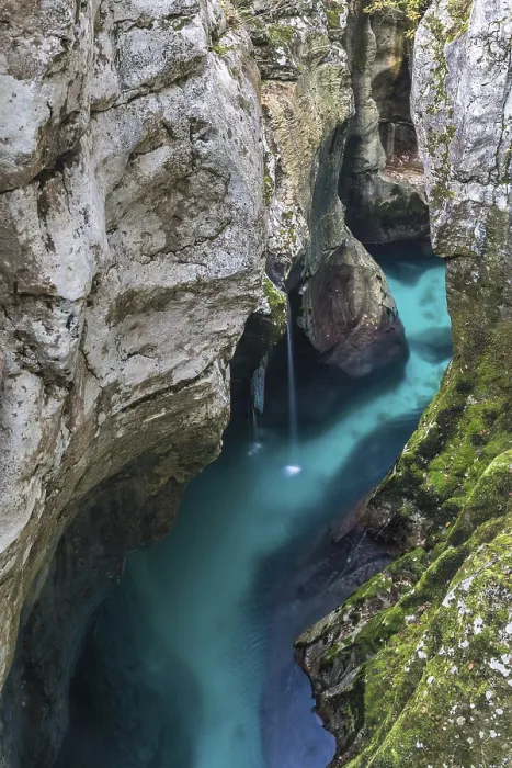 Gerahmter Druck : Der Fluss Soca fließt durch einen engen Canyon.