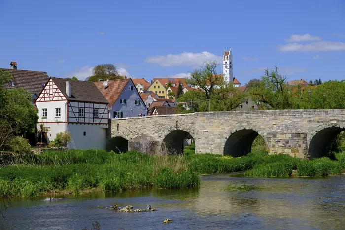 Gerahmter Druck : Fluss Wornitz mit Brücke und Altstadt. Gerahmter Druck : Fluss Wornitz mit Brücke und Altstadt.