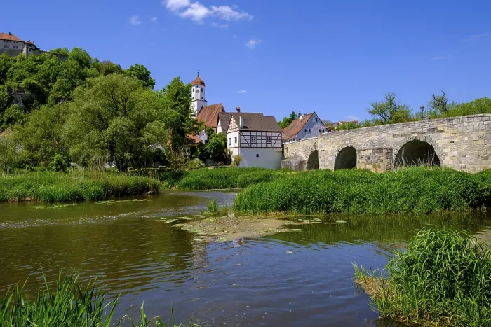 Gerahmter Druck : Fluss Wornitz mit Brücke und altem Stadtkern. Gerahmter Druck : Fluss Wornitz mit Brücke und altem Stadtkern.