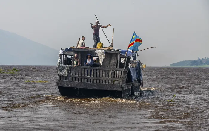 Gerahmter Druck : Fahrgastschiff auf dem Kongo, DR Kongo.