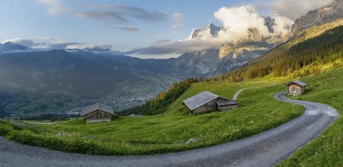 Gerahmter Druck : Straße, Alpenhütten und Alpmatten. Gerahmter Druck : Straße, Alpenhütten und Alpmatten.