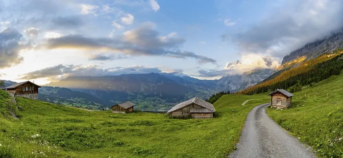 Gerahmter Druck : Straße, Alpenhütten und Alpmatten Gerahmter Druck : Straße, Alpenhütten und Alpmatten