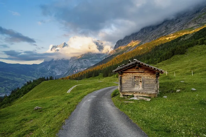 Gerahmter Druck : Straße, Alpenhütten und Alpmatten Gerahmter Druck : Straße, Alpenhütten und Alpmatten