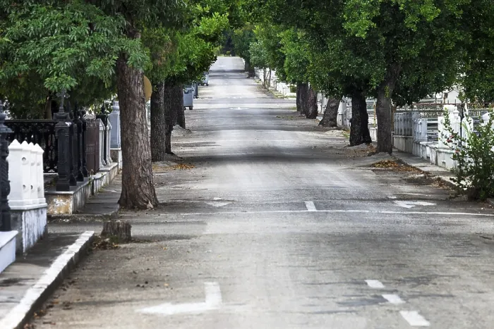 Gerahmter Druck : Die Straße zum Friedhof im Sommer. Gerahmter Druck : Die Straße zum Friedhof im Sommer.