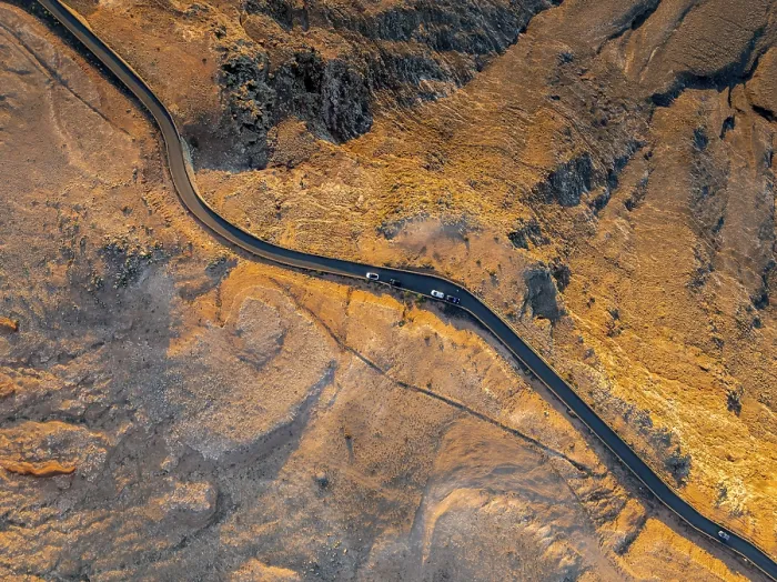 Gerahmter Druck : Straße auf Klippen bei Abendlicht. Gerahmter Druck : Straße auf Klippen bei Abendlicht.