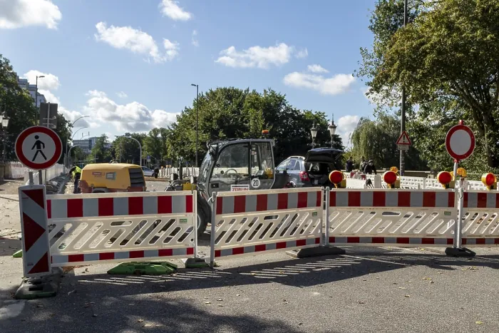 Gerahmter Druck : Straßenbau, Barriere