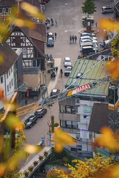 Gerahmter Druck : Straße mit Kran durch die Stadt. Gerahmter Druck : Straße mit Kran durch die Stadt.