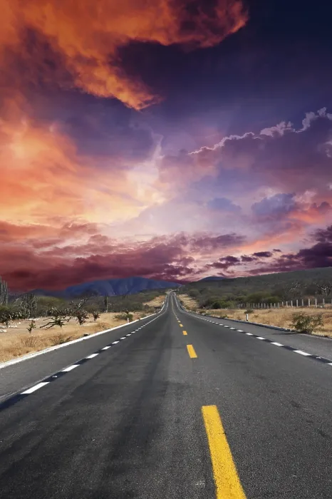 Gerahmter Druck : Straße in der Wüste mit dramatischem Himmel. Gerahmter Druck : Straße in der Wüste mit dramatischem Himmel.