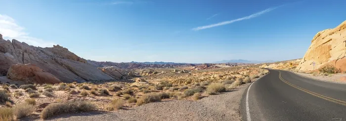 Gerahmter Druck : Straße durch Wüstenlandschaft, Valley of Fire. Gerahmter Druck : Straße durch Wüstenlandschaft, Valley of Fire.