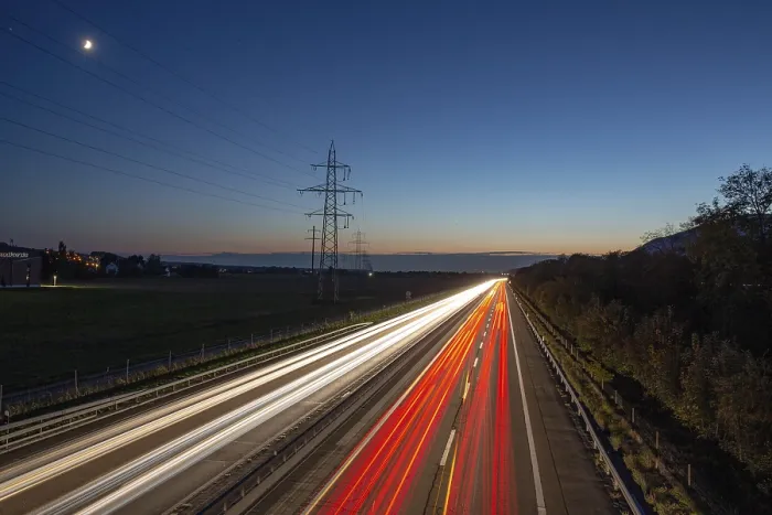 Gerahmter Druck : Straße mit leichten Spuren am Abend. Gerahmter Druck : Straße mit leichten Spuren am Abend.