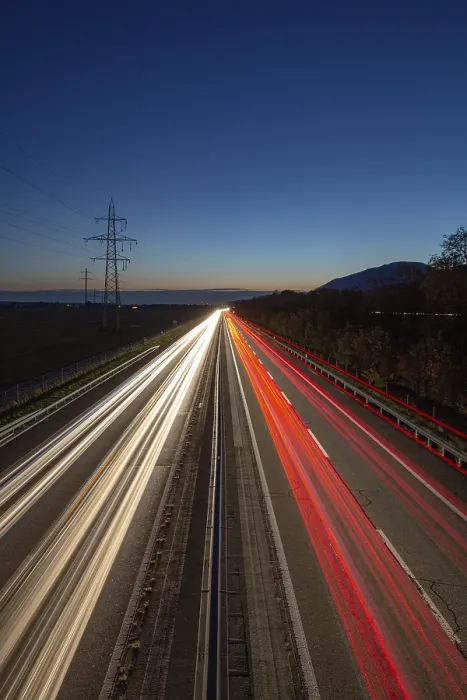 Gerahmter Druck : Straße mit leichten Spuren am Abend. Gerahmter Druck : Straße mit leichten Spuren am Abend.
