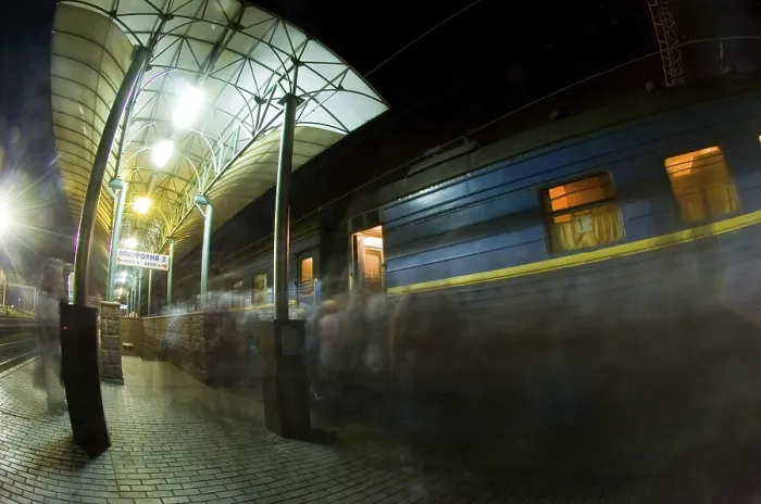 Gerahmter Druck : Fahrbahnstation am Abend Gerahmter Druck : Fahrbahnstation am Abend