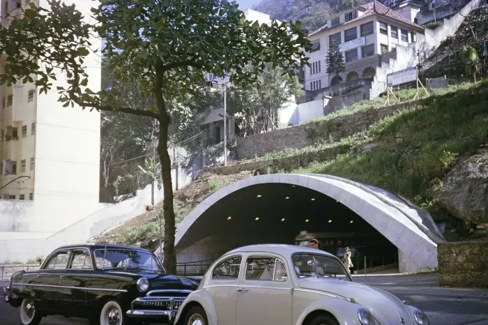 Gerahmter Druck : Straßentunnel durch einen Berg, Copacabana, Rio de Janeiro, Brasilien, Südamerika 1962. Gerahmter Druck : Straßentunnel durch einen Berg, Copacabana, Rio de Janeiro, Brasilien, Südamerika 1962.