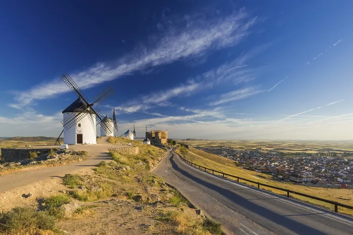 Gerahmter Druck : Straße zu Windmühlen in Consuegra Gerahmter Druck : Straße zu Windmühlen in Consuegra