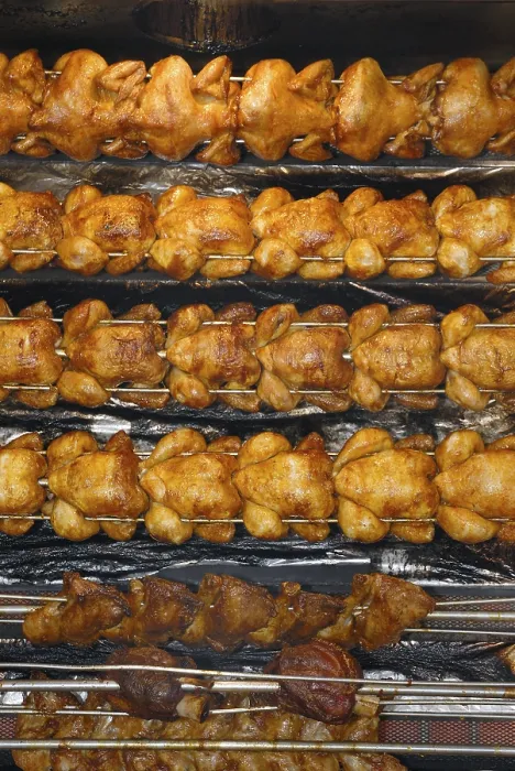 Gerahmter Druck : Hähnchen rösten auf Spießen. Gerahmter Druck : Hähnchen rösten auf Spießen.