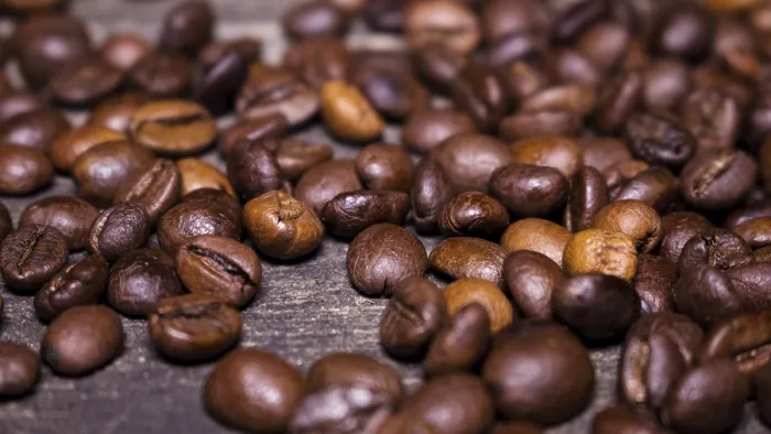Gerahmter Druck : Geröstete braune Kaffeebohnen Hintergrund. Gerahmter Druck : Geröstete braune Kaffeebohnen Hintergrund.
