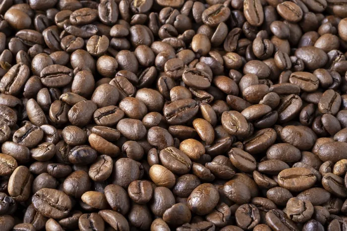 Gerahmter Druck : Geröstete Kaffeebohnen im Hintergrund. Selektiver Fokus.