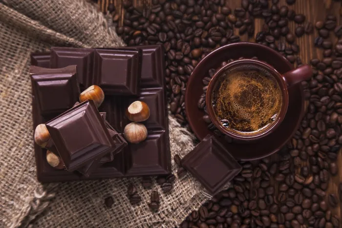 Gerahmter Druck : Gekochte Kaffeebohnen, Schokolade. Gerahmter Druck : Gekochte Kaffeebohnen, Schokolade.