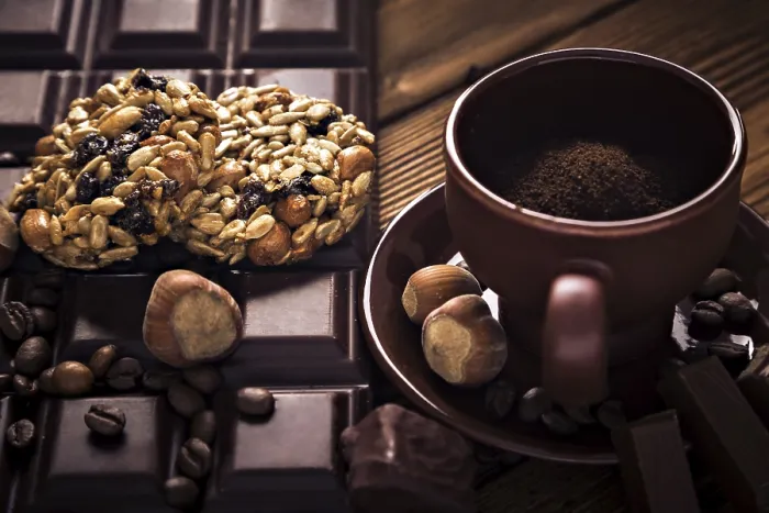 Gerahmter Druck : Geröstete Kaffeebohnen, Schokolade. Gerahmter Druck : Geröstete Kaffeebohnen, Schokolade.