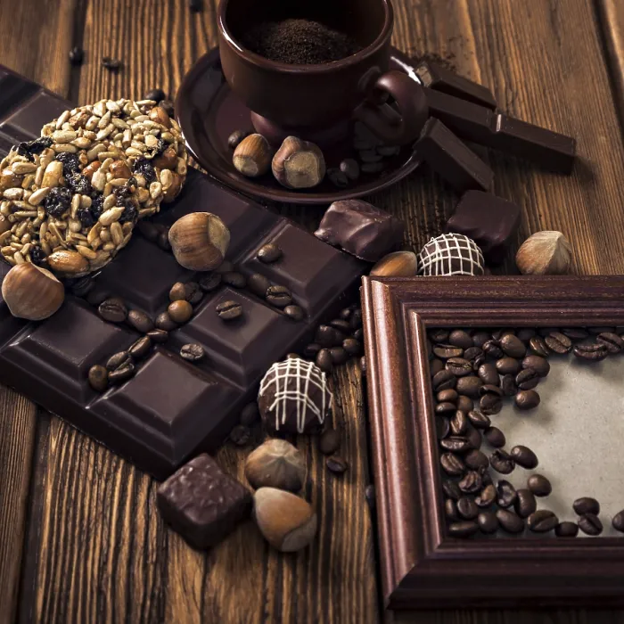 Gerahmter Druck : Gekochte Kaffeebohnen, Schokolade. Gerahmter Druck : Gekochte Kaffeebohnen, Schokolade.