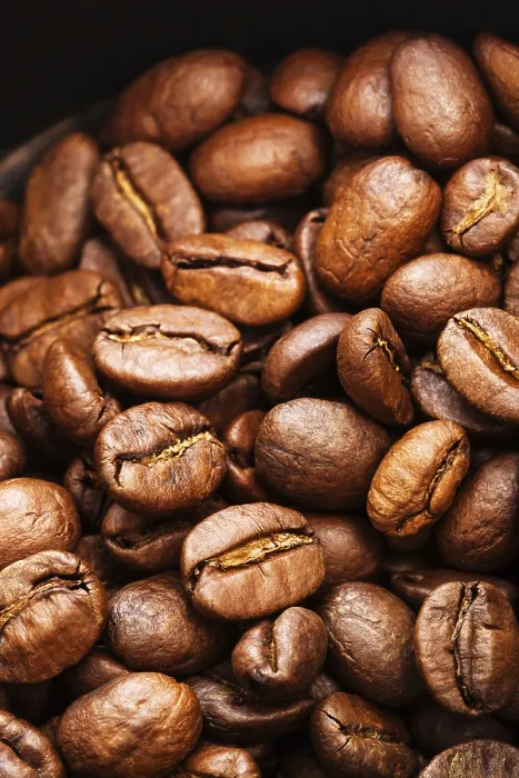 Gerahmter Druck : Geröstete Kaffeebohnen im Close-up als Hintergrund. Gerahmter Druck : Geröstete Kaffeebohnen im Close-up als Hintergrund.