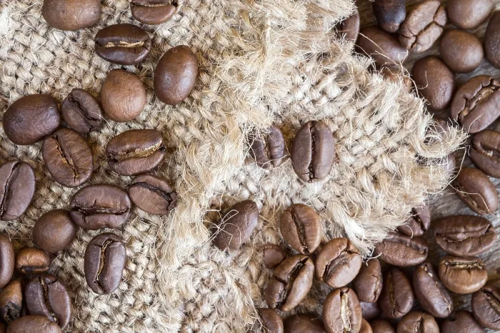 Gerahmter Druck : Geröstete Kaffeebohnen auf altem Jutehintergrund. Gerahmter Druck : Geröstete Kaffeebohnen auf altem Jutehintergrund.