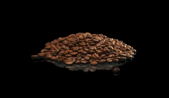 Gerahmter Druck : Kaffeebohnen auf dunkler Oberfläche Gerahmter Druck : Kaffeebohnen auf dunkler Oberfläche