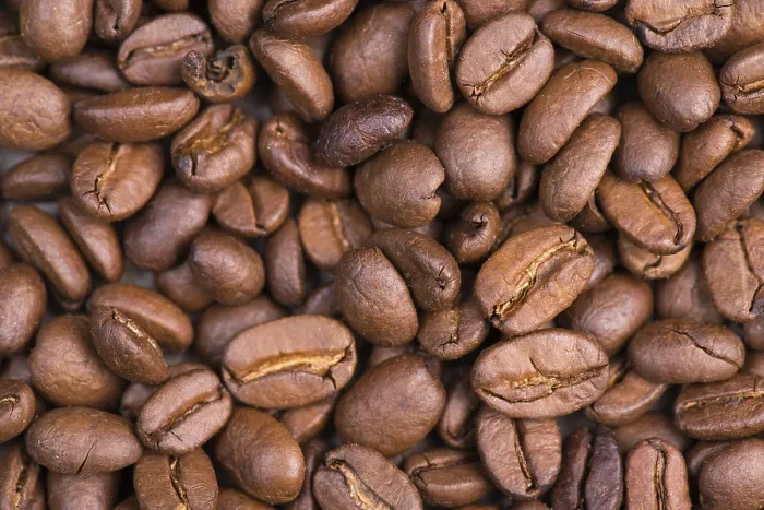 Gerahmter Druck : Geröstete Kaffeebohnen auf einem texturierten Hintergrund. Gerahmter Druck : Geröstete Kaffeebohnen auf einem texturierten Hintergrund.