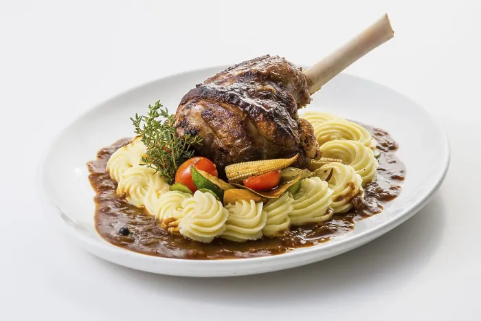 Gerahmter Druck : Gekocheltes Lammshank auf Mashed Kartoffeln Gerahmter Druck : Gekocheltes Lammshank auf Mashed Kartoffeln