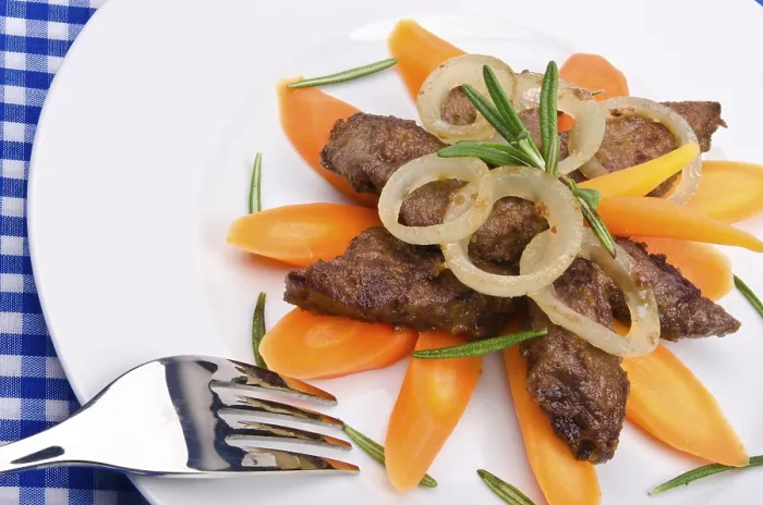 Gerahmter Druck : Gegrilltes Leber mit Gemüse und Apfel. Gerahmter Druck : Gegrilltes Leber mit Gemüse und Apfel.