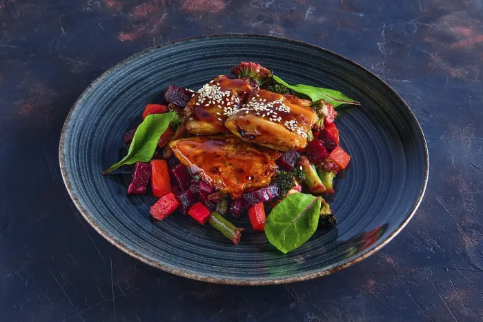 Gerahmter Druck : Gegrillter Hecht mit Rotkohl. Gerahmter Druck : Gegrillter Hecht mit Rotkohl.