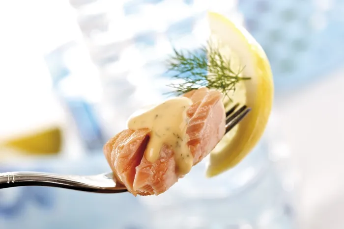Gerahmter Druck : Gerösteter Lachs mit Sauce auf einem Gabel. Gerahmter Druck : Gerösteter Lachs mit Sauce auf einem Gabel.