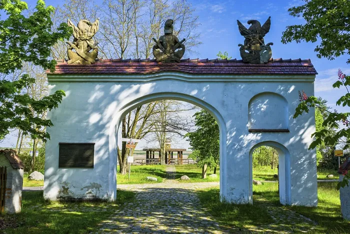 Gerahmter Druck : Grenztor der Räuberbarone am Klinger See Gerahmter Druck : Grenztor der Räuberbarone am Klinger See