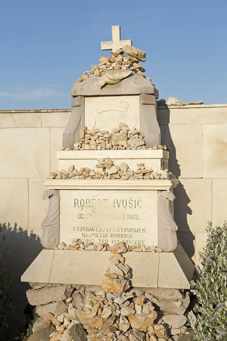 Gerahmter Druck : Denkmal Robert Ivusic auf dem Berg Srd Gerahmter Druck : Denkmal Robert Ivusic auf dem Berg Srd