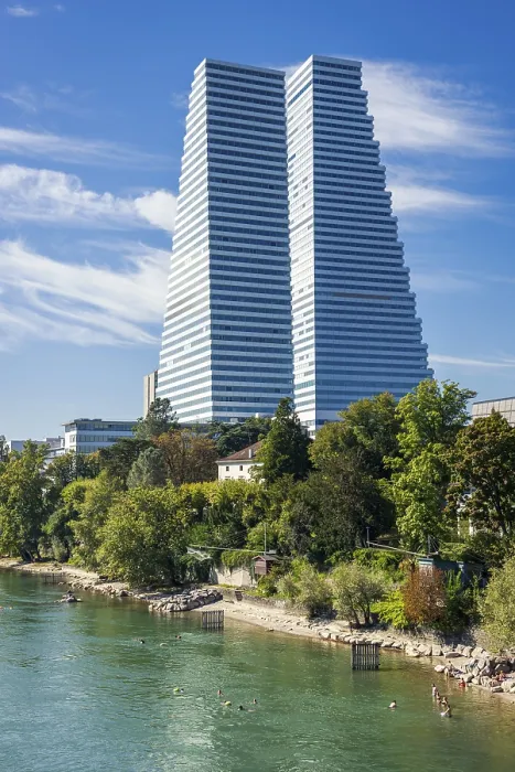 Gerahmter Druck : Roche-Turm am Rhein in Basel Gerahmter Druck : Roche-Turm am Rhein in Basel