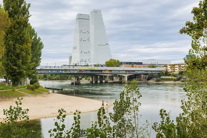 Gerahmter Druck : Roche-Turm am Rhein, Basel Gerahmter Druck : Roche-Turm am Rhein, Basel