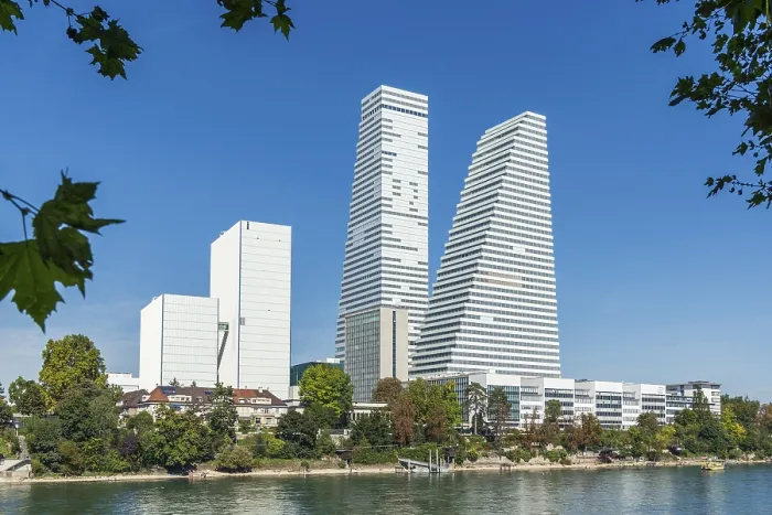 Gerahmter Druck : Roche-Turm am Rhein in Basel Gerahmter Druck : Roche-Turm am Rhein in Basel
