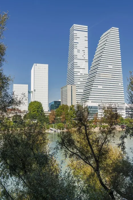 Gerahmter Druck : Roche-Turm am Rhein in Basel Gerahmter Druck : Roche-Turm am Rhein in Basel