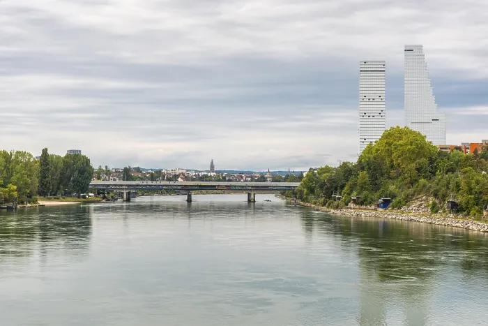 Gerahmter Druck : Roche-Turm am Rhein, Basel Gerahmter Druck : Roche-Turm am Rhein, Basel