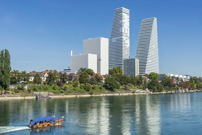 Gerahmter Druck : Roche-Turm am Rhein in Basel Gerahmter Druck : Roche-Turm am Rhein in Basel