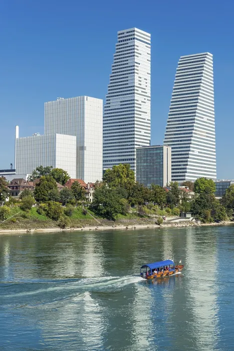 Gerahmter Druck : Roche-Turm am Rhein in Basel Gerahmter Druck : Roche-Turm am Rhein in Basel