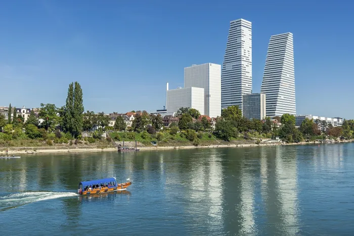 Gerahmter Druck : Roche-Turm am Rhein in Basel Gerahmter Druck : Roche-Turm am Rhein in Basel