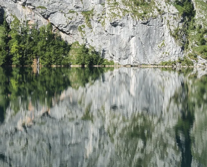 Gerahmter Druck : Felswand im Obersee spiegelt. Gerahmter Druck : Felswand im Obersee spiegelt.