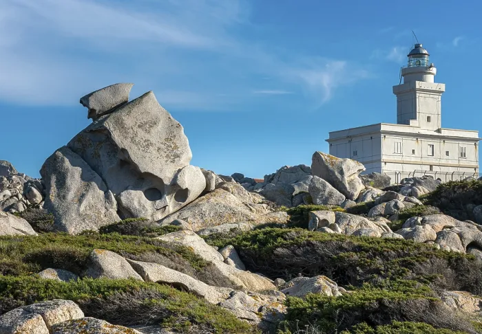 Gerahmter Druck : Felsformation mit Leuchtturm in Capo Testa Gerahmter Druck : Felsformation mit Leuchtturm in Capo Testa